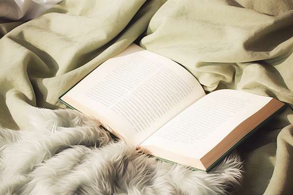 Avoin kirja rauhallisessa ja vaaleassa ympäristössä